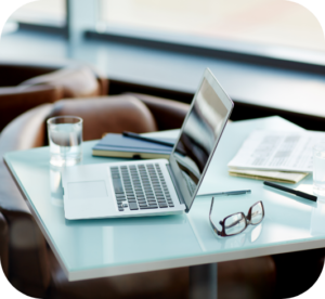 ordinateur portable posé sur un bureau