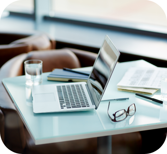 ordinateur portable posé sur un bureau